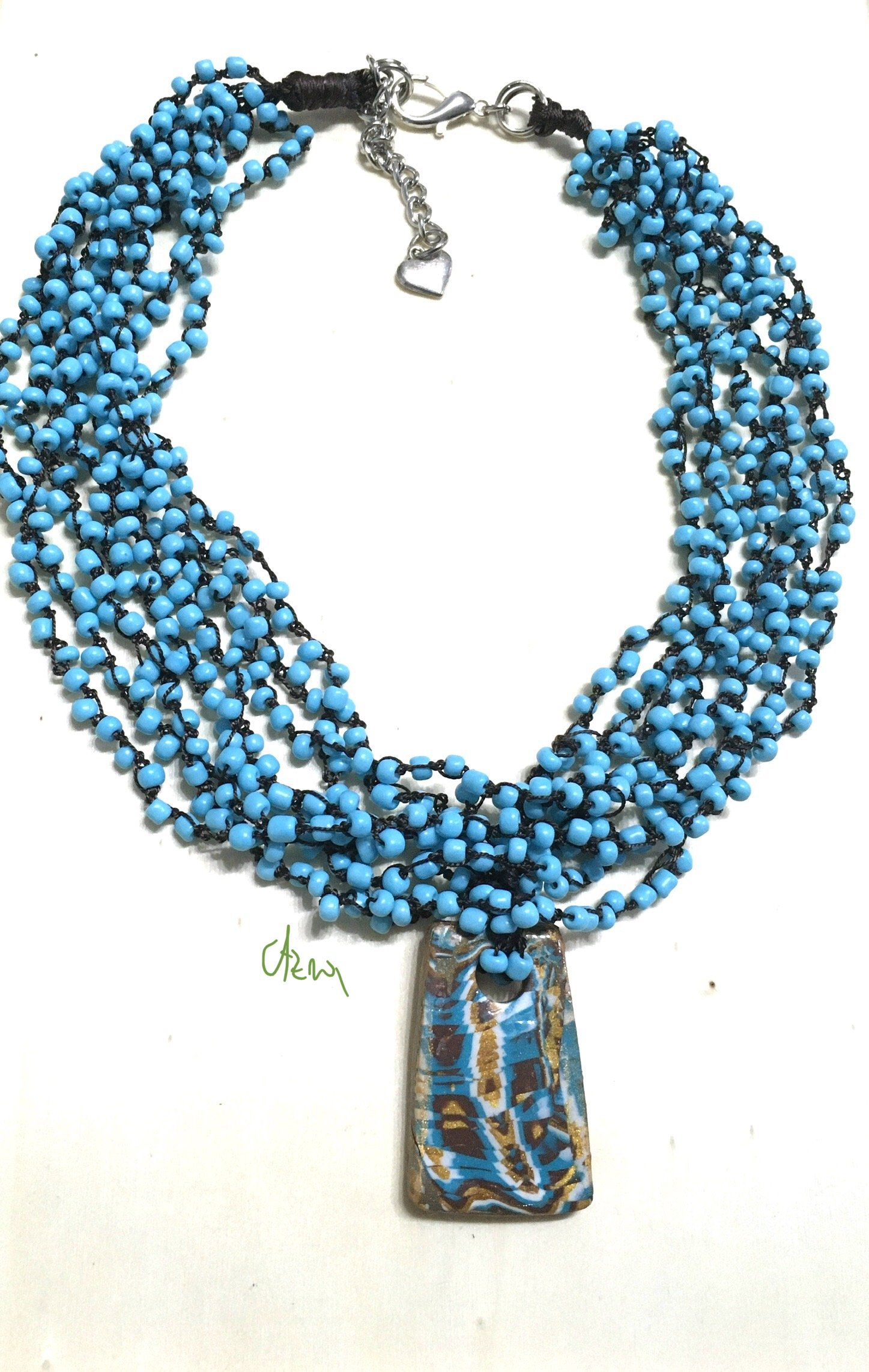 ogrlica od sitnih perlica, privjesak rucni rad od polimerne gline